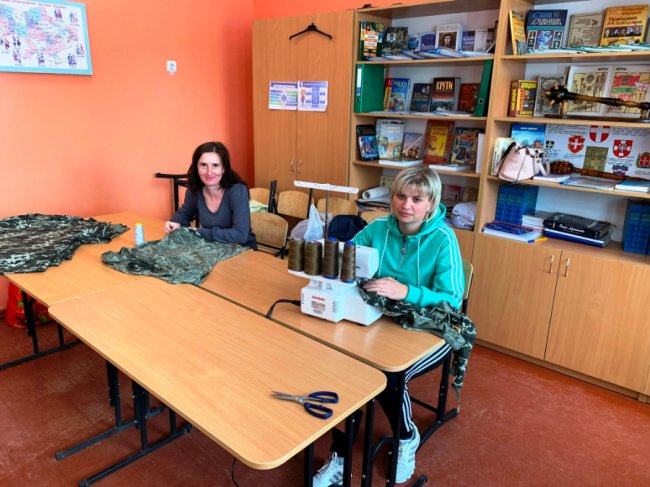 «Спочатку ми купили оверлок». Як дві сільські школи на Волині стали шити військову амуніцію