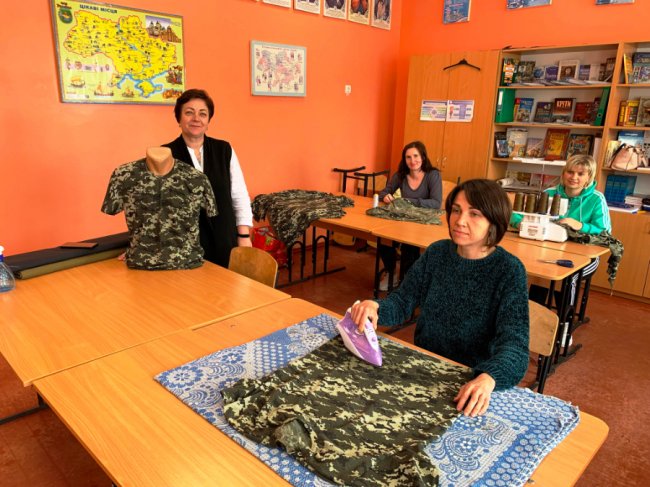 «Спочатку ми купили оверлок». Як дві сільські школи на Волині стали шити військову амуніцію