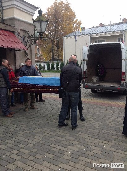 У Луцьку попрощалися з загиблим сапером Анатолієм Артеменком. ФОТО