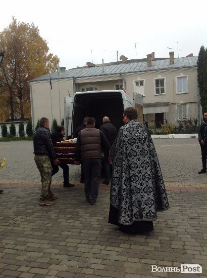 У Луцьку попрощалися з загиблим сапером Анатолієм Артеменком. ФОТО