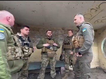 Віталій Кличко привіз на Схід допомогу для трьох бригад і нагородив захисників