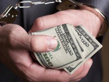 Перетнув суцільну: на Волині водій пропонував поліцейській хабара