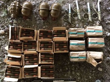 За один день поліцейські вилучили у волинян понад 500 набоїв, рушницю та гранати. ФОТО