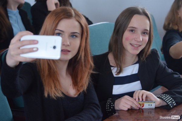 Луцькі школярі «одягли шкуру» депутатів. ФОТО 