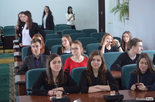 Луцькі школярі «одягли шкуру» депутатів. ФОТО 