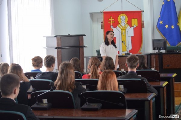 Луцькі школярі «одягли шкуру» депутатів. ФОТО 