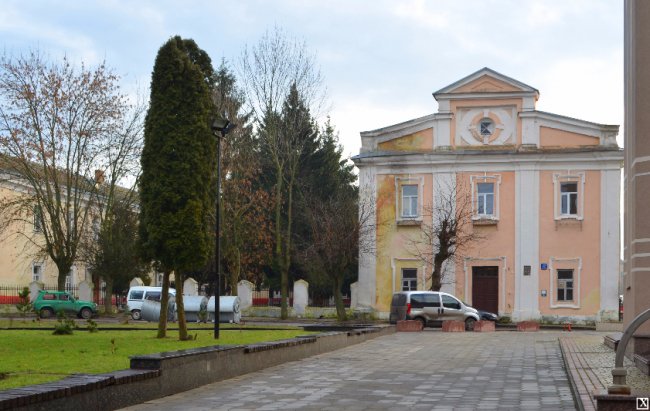 Сквер біля монастиря тринітаріїв
