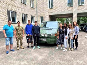 На Волині учні та вчителі ліцею купили для військових бус. ФОТО
