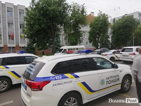 У Луцьку зіткнулися Lexus та автомобіль патрульних. ФОТО