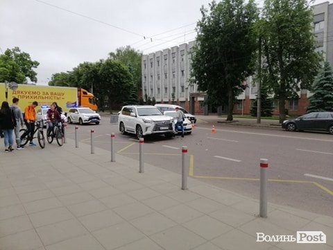 У Луцьку зіткнулися Lexus та автомобіль патрульних. ФОТО