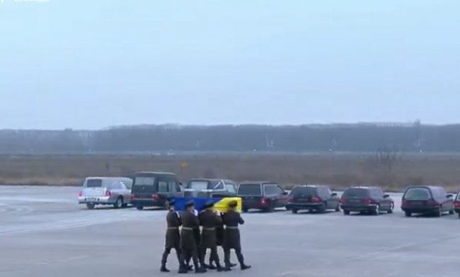 Як у «Борисполі» прощаються з українцями, які загинули в Ірані. ФОТО