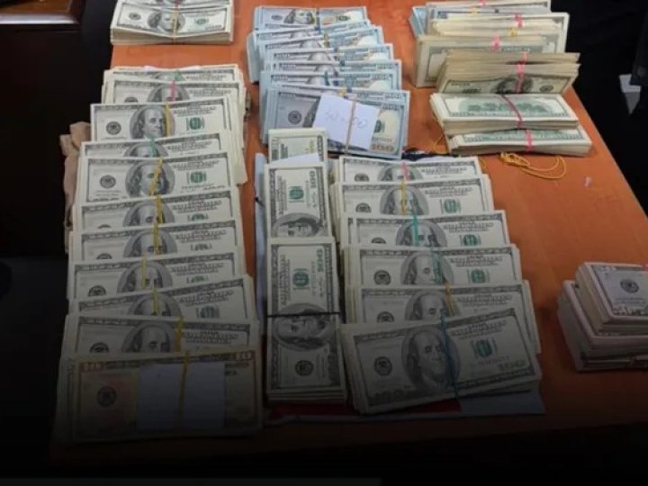 НАБУ під час обшуків на митному посту «Луцьк» вилучило сотні тисяч доларів США
