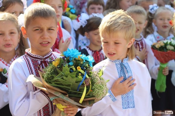 Перший дзвінок у луцькій школі пролунав із нотками суму. ФОТО