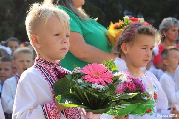 Перший дзвінок у луцькій школі пролунав із нотками суму. ФОТО