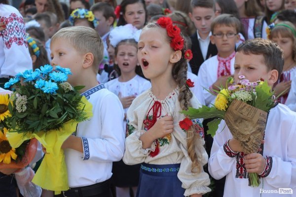 Перший дзвінок у луцькій школі пролунав із нотками суму. ФОТО