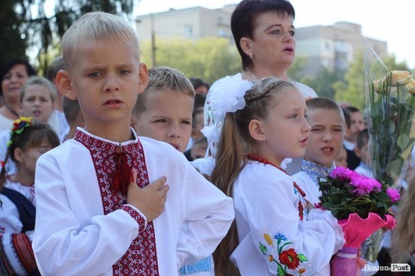 Перший дзвінок у луцькій школі пролунав із нотками суму. ФОТО