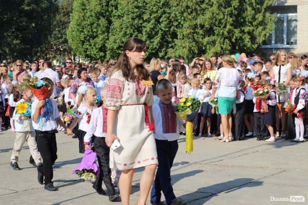 Перший дзвінок у луцькій школі пролунав із нотками суму. ФОТО