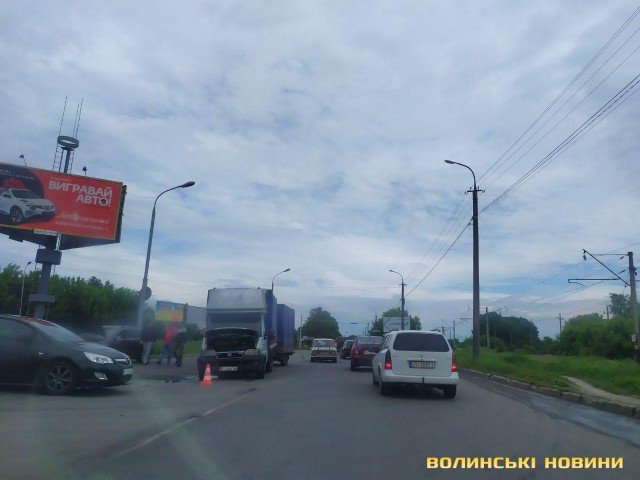 На виїзді з Луцька зіткнулись вантажівка та легковик. ФОТО