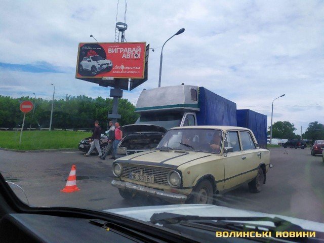 На виїзді з Луцька зіткнулись вантажівка та легковик. ФОТО
