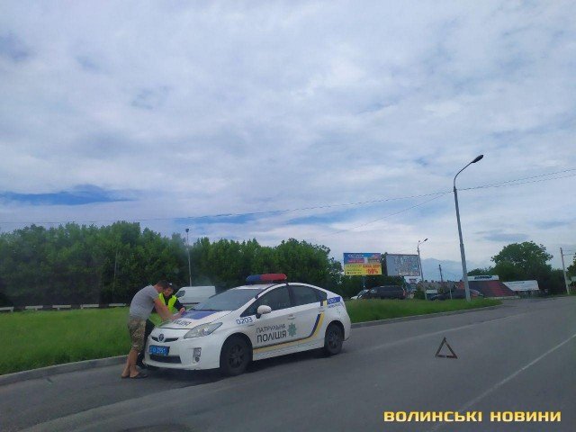 На виїзді з Луцька зіткнулись вантажівка та легковик. ФОТО