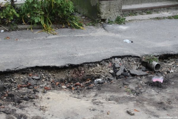 Мешканці багатоповерхівок у центрі Луцька скаржаться на розруху в дворі. ФОТО
