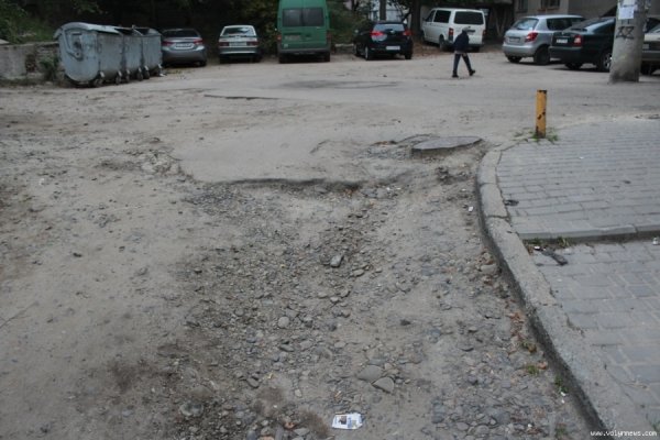 Мешканці багатоповерхівок у центрі Луцька скаржаться на розруху в дворі. ФОТО