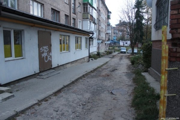 Мешканці багатоповерхівок у центрі Луцька скаржаться на розруху в дворі. ФОТО