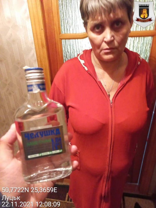 У Луцьку жінка з власної квартири зробила «наливайку». ФОТО