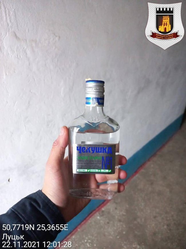 У Луцьку жінка з власної квартири зробила «наливайку». ФОТО