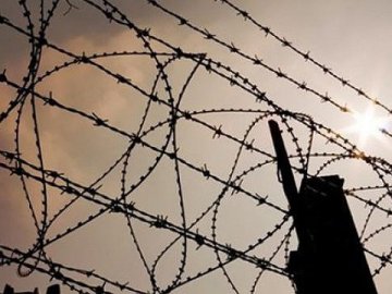 На Рівненщині судять жінку з Волині, яка задушила чоловіка та запхала його в бочку