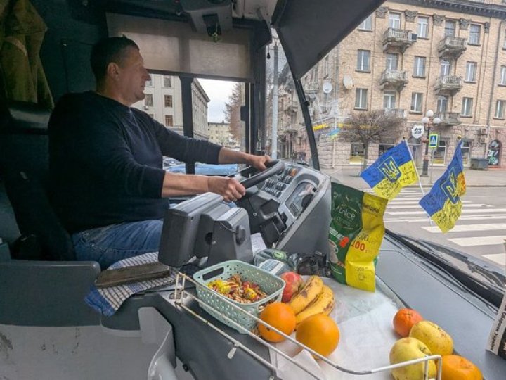 У луцькій маршрутці водій частує пасажирів фруктами, горіхами та цукерками