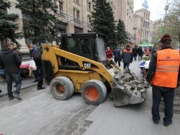 Розбирають «другу лінію» барикад Майдану. ФОТО