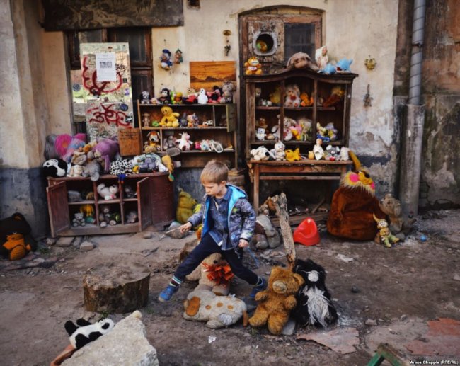 Місце, де живе дитинство: у львівському дворі облаштували «притулок для іграшок». ФОТО