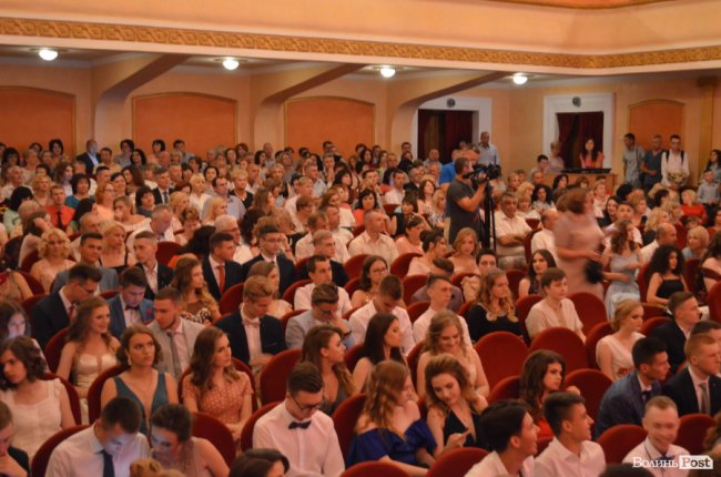 Бал наречених чи то випускний: як у Луцьку найкращим школярам вручали медалі. ФОТО