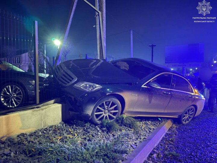 Біля Луцька водійка в'їхала у паркан