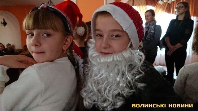 Луцькі школярі влаштували святковий концерт у геріатричному пансіонаті