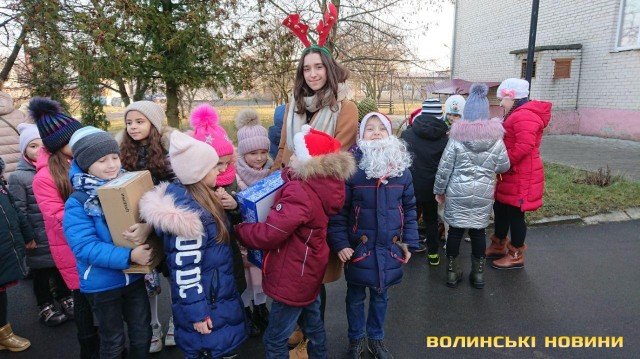 Луцькі школярі влаштували святковий концерт у геріатричному пансіонаті