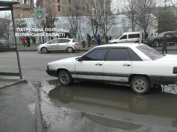 У Луцьку чоловік припаркувався на переході і пішов у церкву