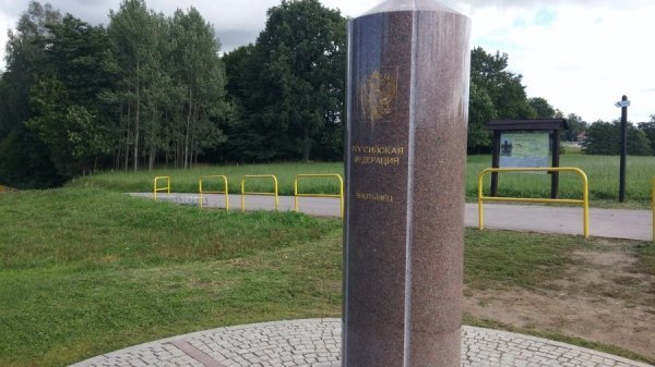 Росія будує паркан з колючим дротом на кордоні з Польщею. ФОТО