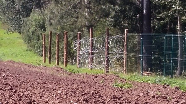 Росія будує паркан з колючим дротом на кордоні з Польщею. ФОТО