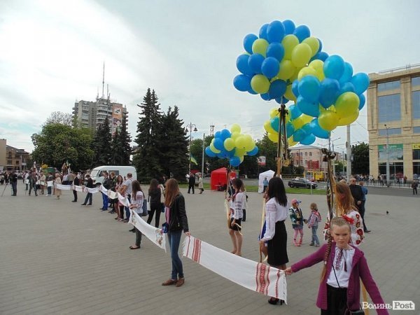 У День матері лучани подякували матерям героїв Небесної Сотні. ФОТО