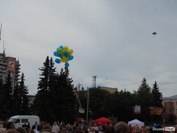 У День матері лучани подякували матерям героїв Небесної Сотні. ФОТО