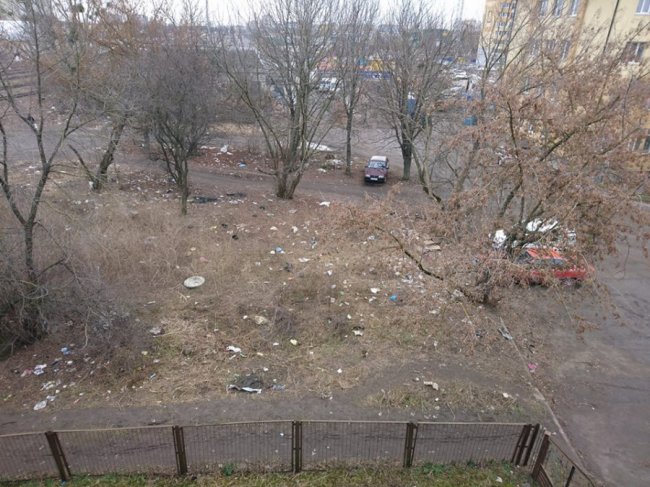 «Це не проліски, це щорічний срач»: у Луцьку нарікають на загиджений двір