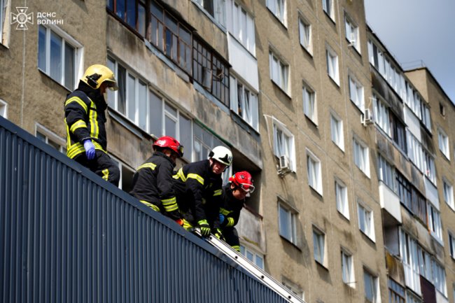 Чоловік, який випав з вікна багатоповерхівки у Луцьку, загинув