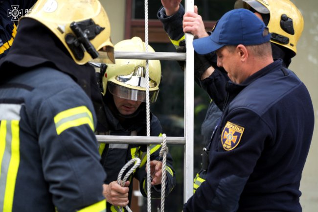 Чоловік, який випав з вікна багатоповерхівки у Луцьку, загинув