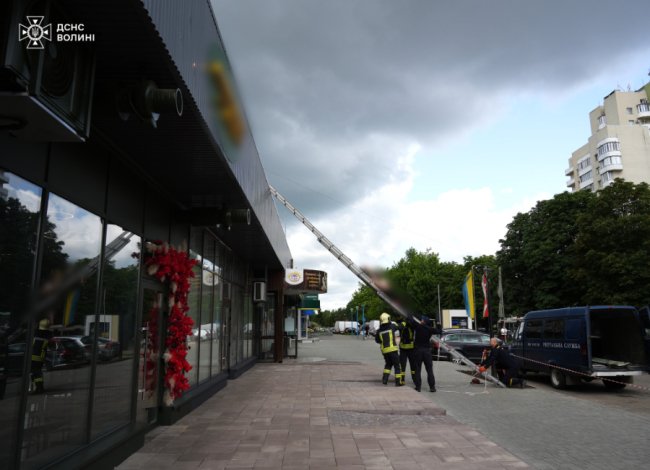 Чоловік, який випав з вікна багатоповерхівки у Луцьку, загинув