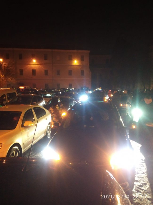 Біля Луцького замку автомобілісти створили ялинку з машин. ФОТО