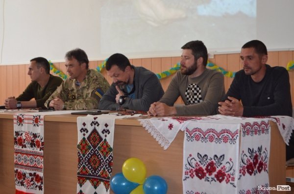 Новини з минулого. Пам'ятник для червоноармійців та бурштинокопачі