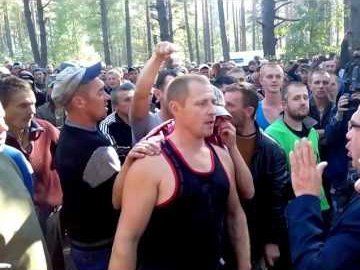 Новини з минулого. Пам'ятник для червоноармійців та бурштинокопачі