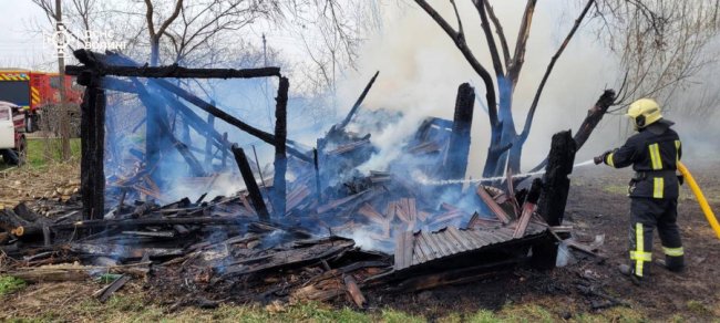 Вогонь не відступає: на Волині через спалювання сміття згоріла господарська споруда з сіном та дровами